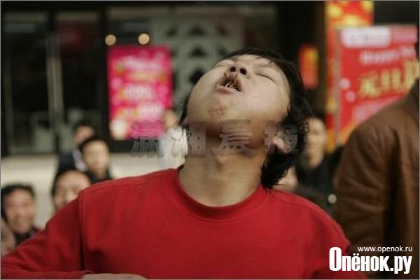 Китайская народная забава. Поедание червей на скорость (13 фото)